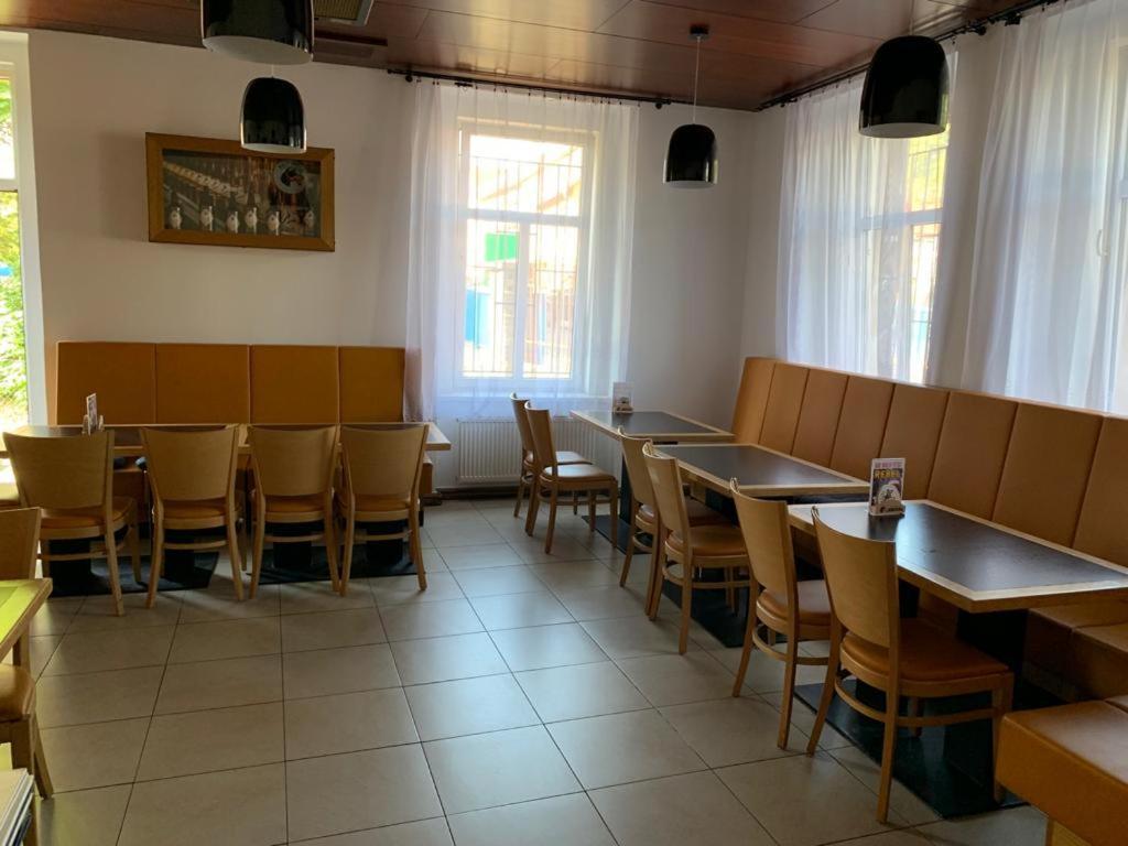 Pivovar Maly Janek - Restaurace, Penzion A Stany Jince ภายนอก รูปภาพ