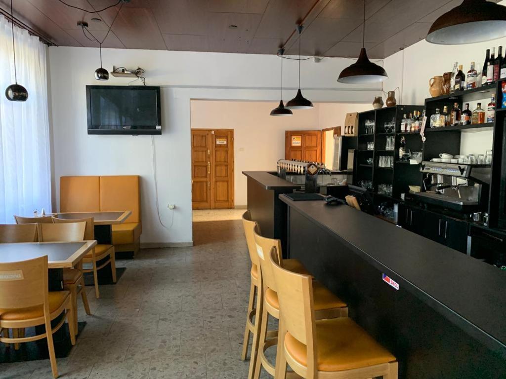 Pivovar Maly Janek - Restaurace, Penzion A Stany Jince ภายนอก รูปภาพ